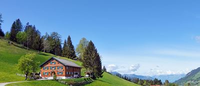 gleich nach dem Lärchenhof beginnt der Wiesweg